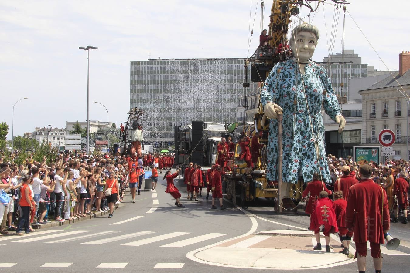 El espectáculo de Royal de Luxe. La abuela, la última creación de la afamada compañía de teatro callejero, pasea por las calles de Nantes.