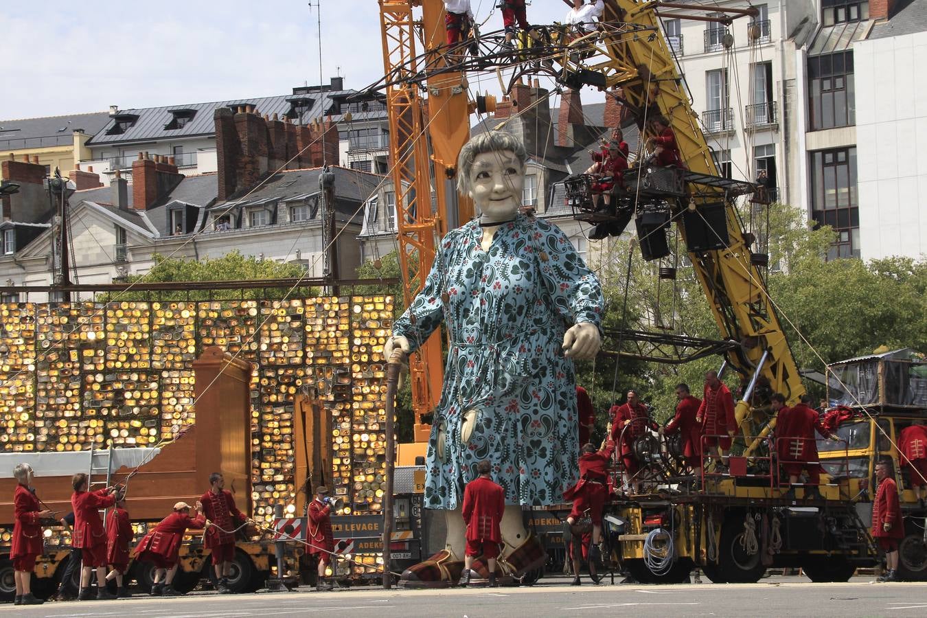 El espectáculo de Royal de Luxe. La abuela, la última creación de la afamada compañía de teatro callejero, pasea por las calles de Nantes.
