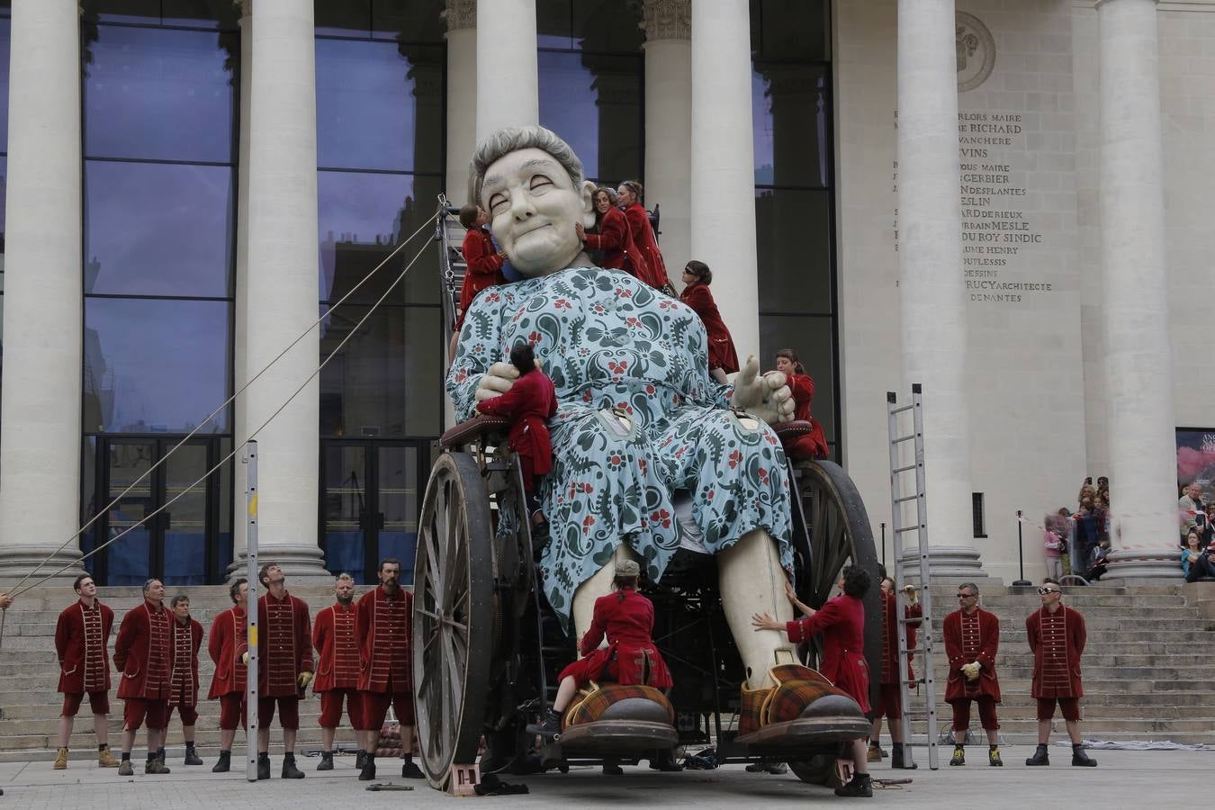 El espectáculo de Royal de Luxe. La abuela, la última creación de la afamada compañía de teatro callejero, pasea por las calles de Nantes.