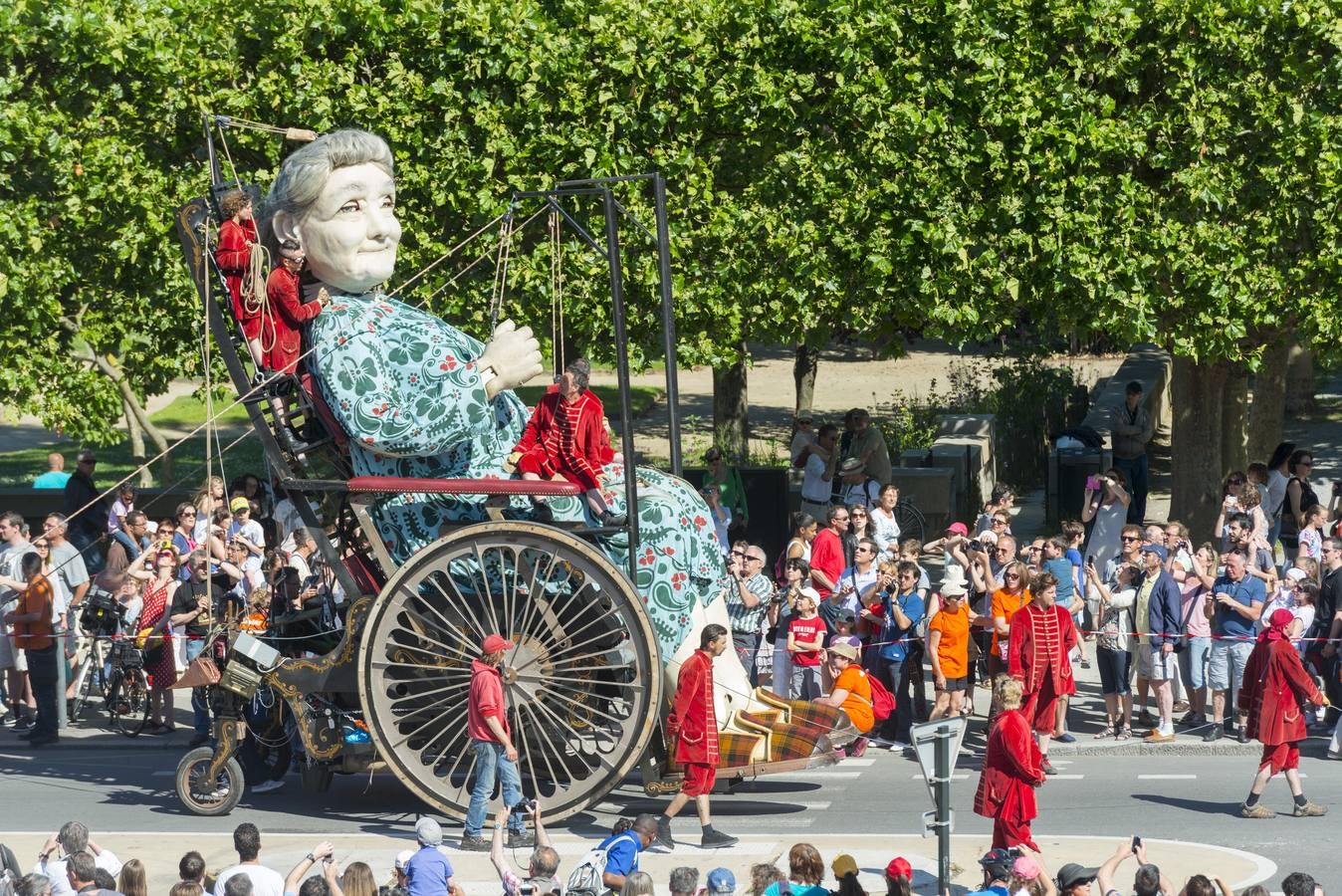 El espectáculo de Royal de Luxe. La abuela, la última creación de la afamada compañía de teatro callejero, pasea por las calles de Nantes.