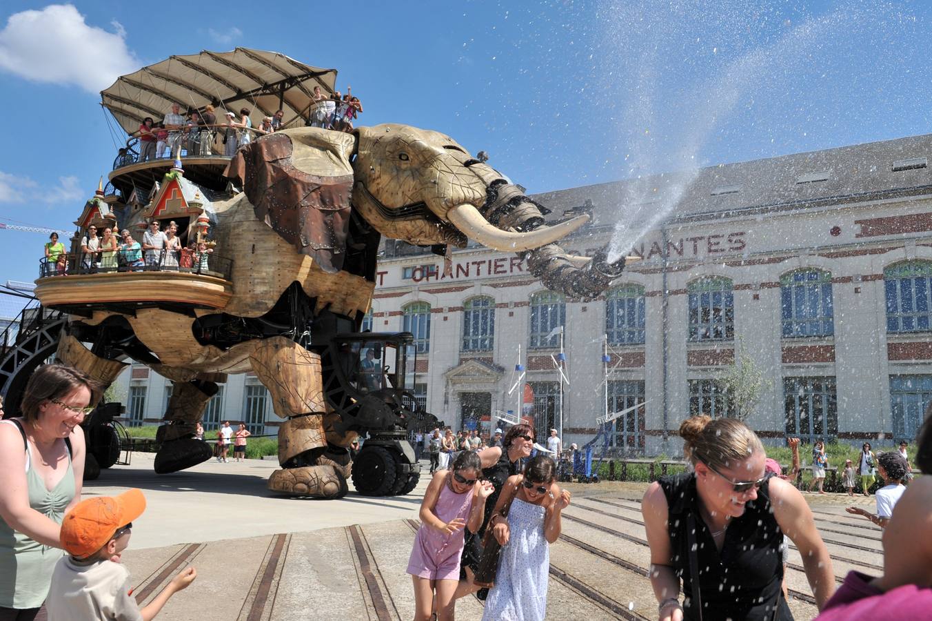 La isla de las máquinas. El gran elefante expulsa agua con la trompa mientras camina por Nantes.
