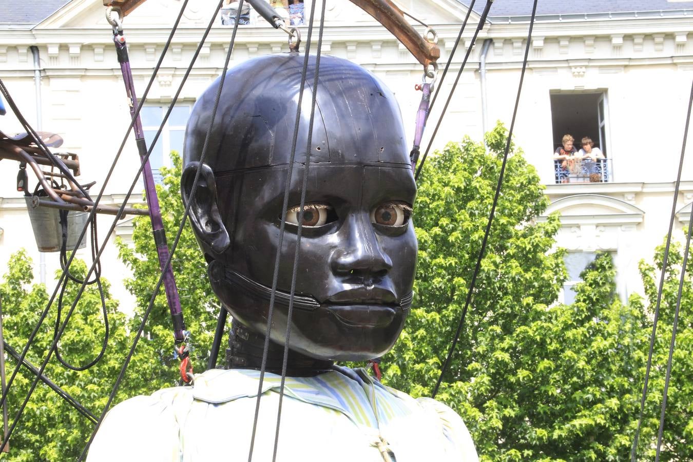 El espectáculo de Royal de Luxe. El niño, la última creación de la afamada compañía de teatro callejero, pasea por las calles de Nantes.