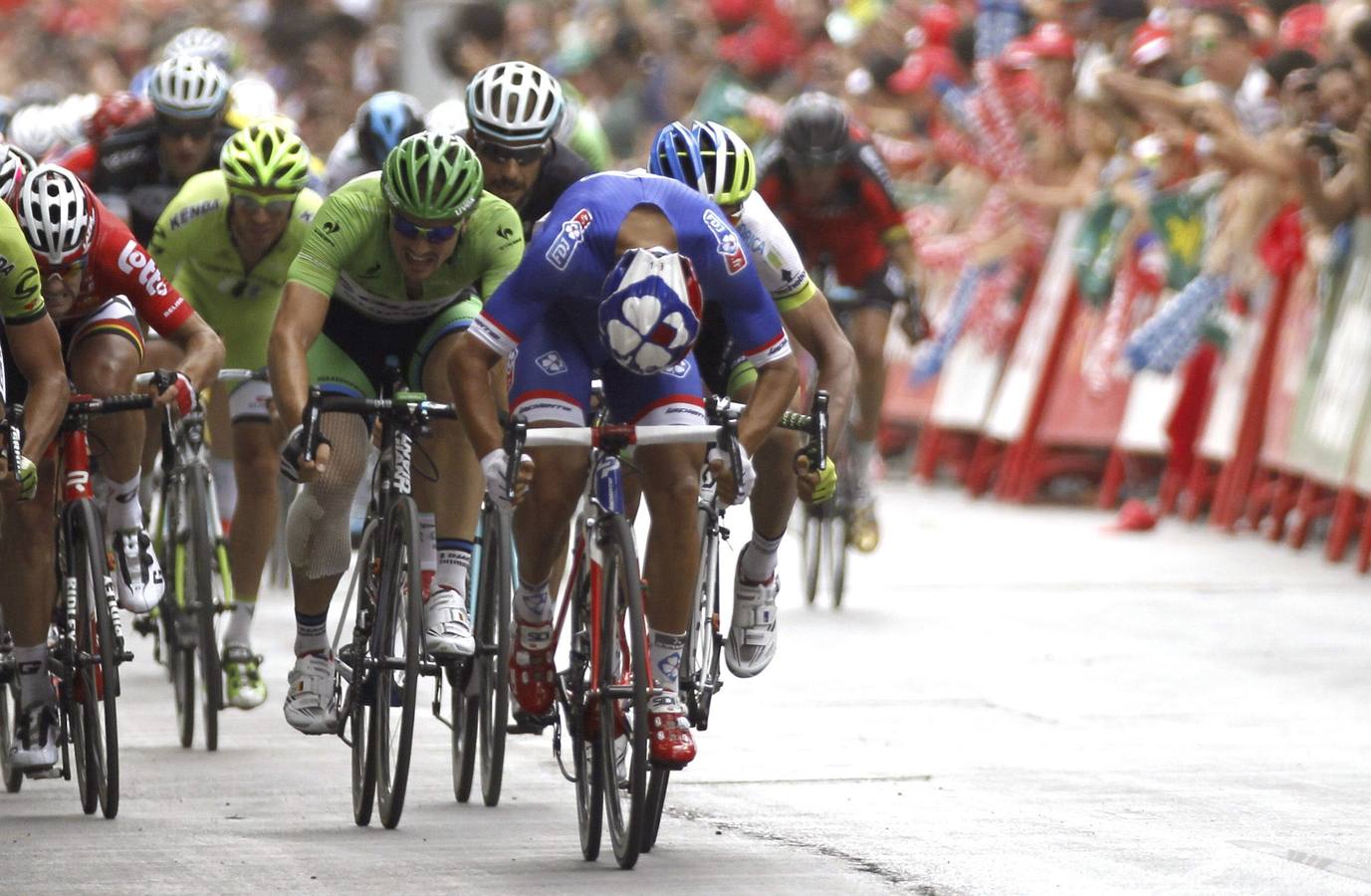 Bouhanni lucha en los últimos metros de la etapa.