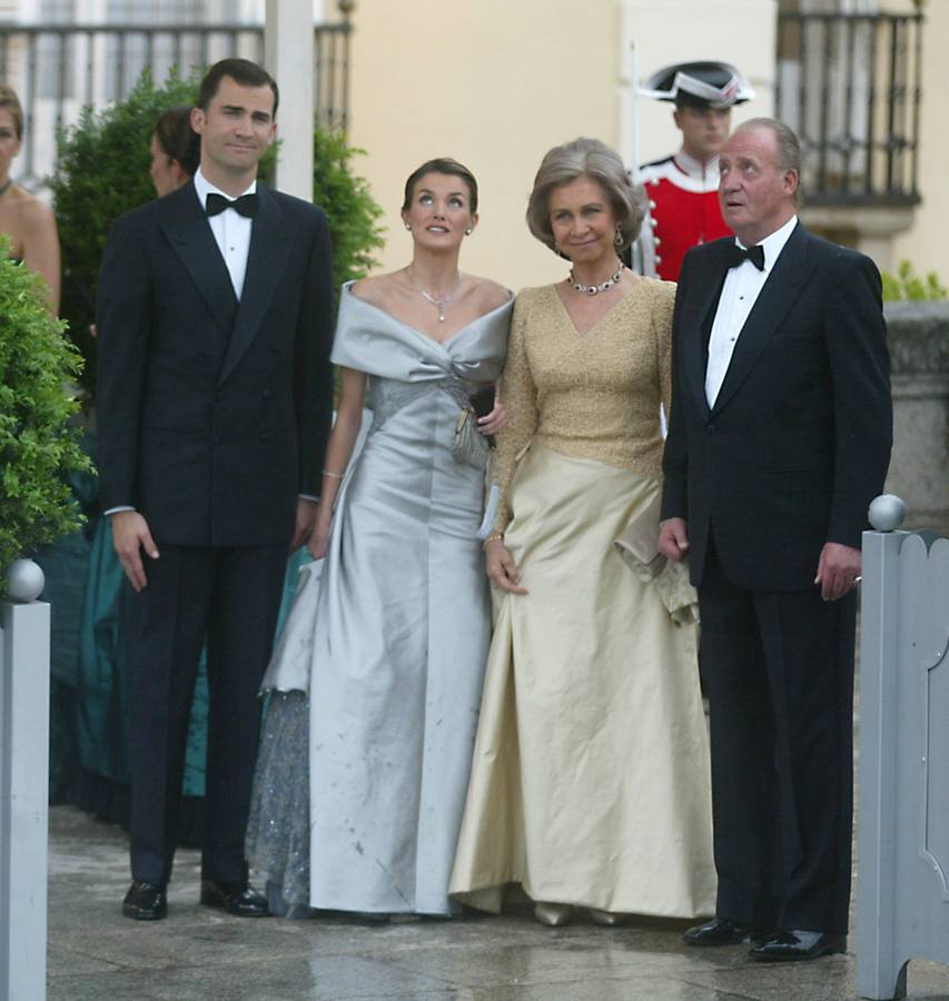 La reina Sofía luce en la cena de gala de la víspera del enlace entre don Felipe y doña Letizia un vestido de Pertegaz.