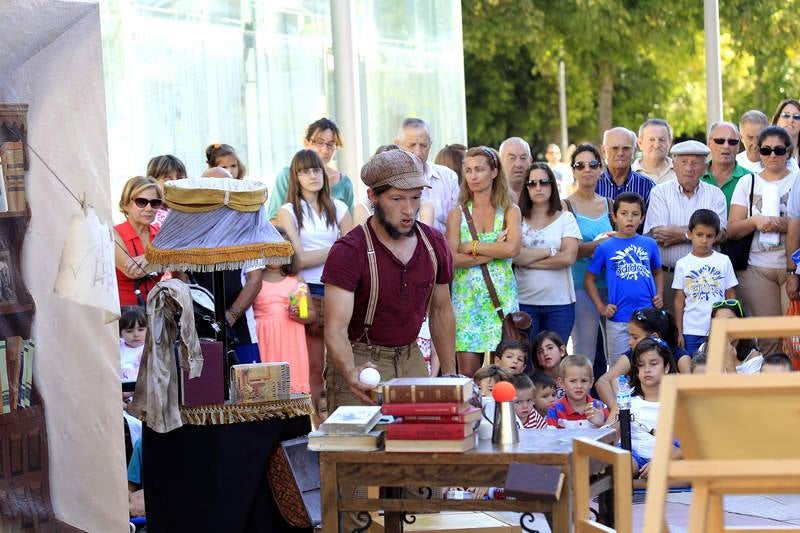 Artistas de calle en la plaza Abilio Calderón de Palencia