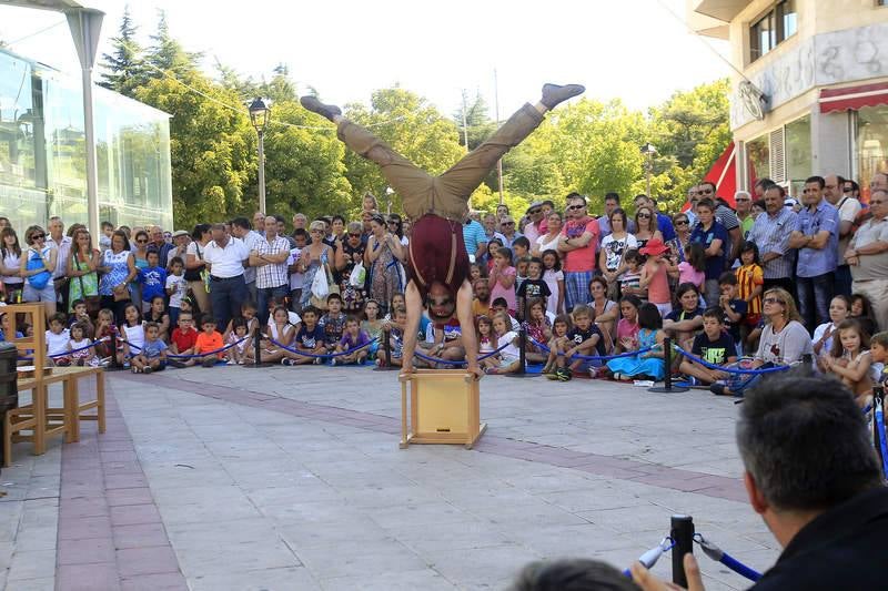 Artistas de calle en la plaza Abilio Calderón de Palencia