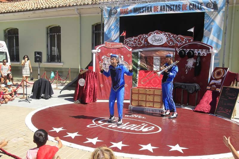 Artistas de calle en la plaza Abilio Calderón de Palencia