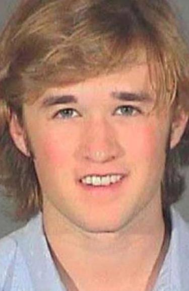 Haley Joel Osment. Fue detenido por conducir bajo la influencia de sustancias y posesión de marihuana en agosto de 2006, después de estrellar su coche contra un árbol.