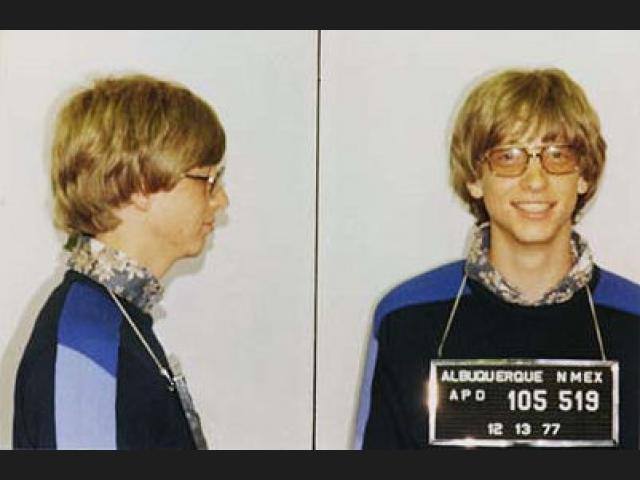 Bill Gates. Fue detenido en 1977 por violar las normas de tráfico.