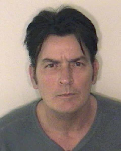 Charlie Sheen. Conocido por sus problemas con el alcohol y las drogas, es uno de los famosos que más ha pisado por la comisaría y por los prstíbulos. Esta imagen es de la ficha policial de 2009, cuando fue detenido por agresión de segundo grado durante una pelea con su exmujer.s