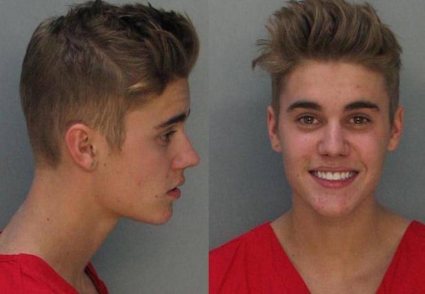 Justin Bieber. Ya ha sido detenido en varias ocasiones por conducir bajo los efectos del alcohol y de estupefacientes. Hoy ha sido detenido en Canadá por agresión y conducción temeraria.