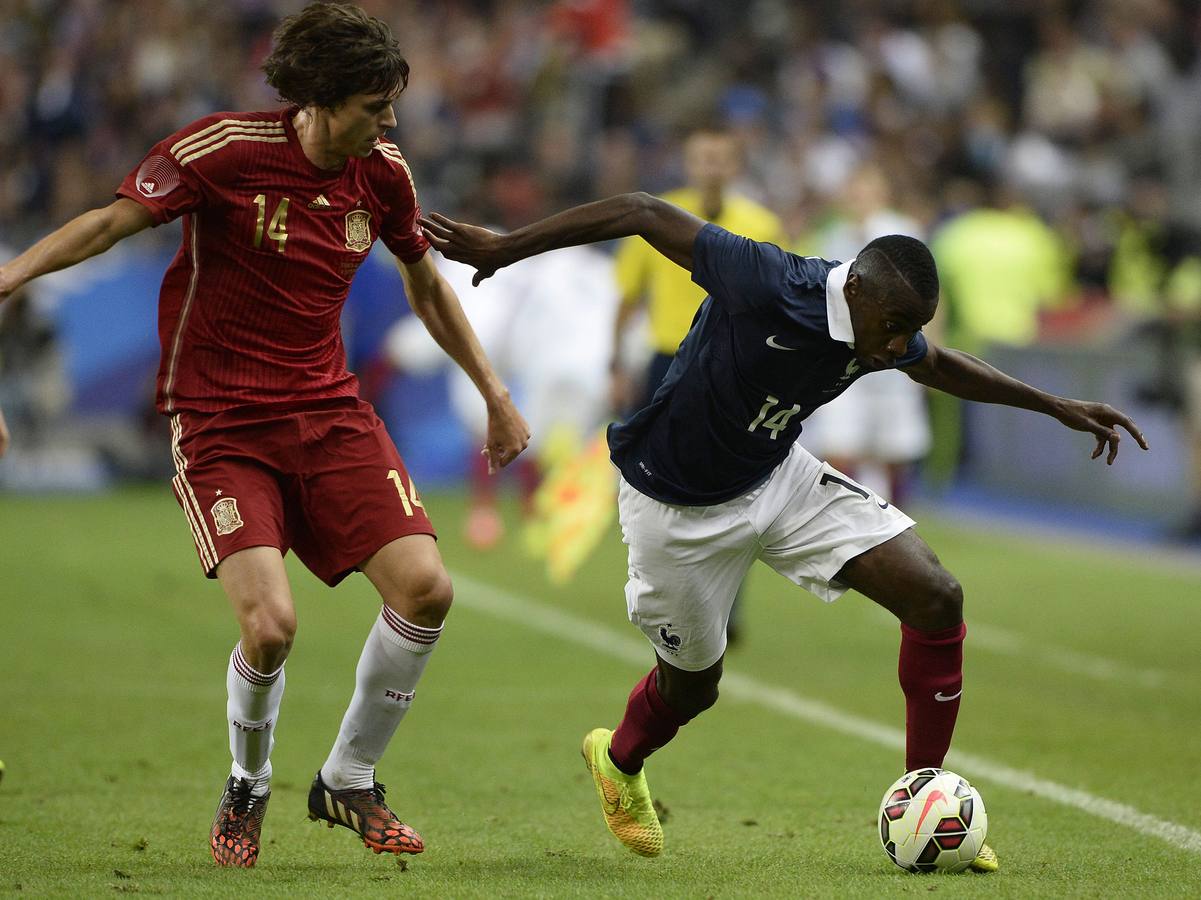 Matuidi pelea un balón con Iturraspe.