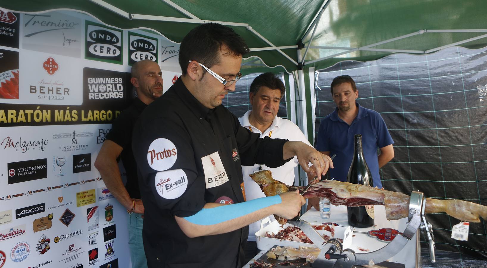 Gregorio Pérez bate el récord de cortar jamón durante las fiestas de Valladolid