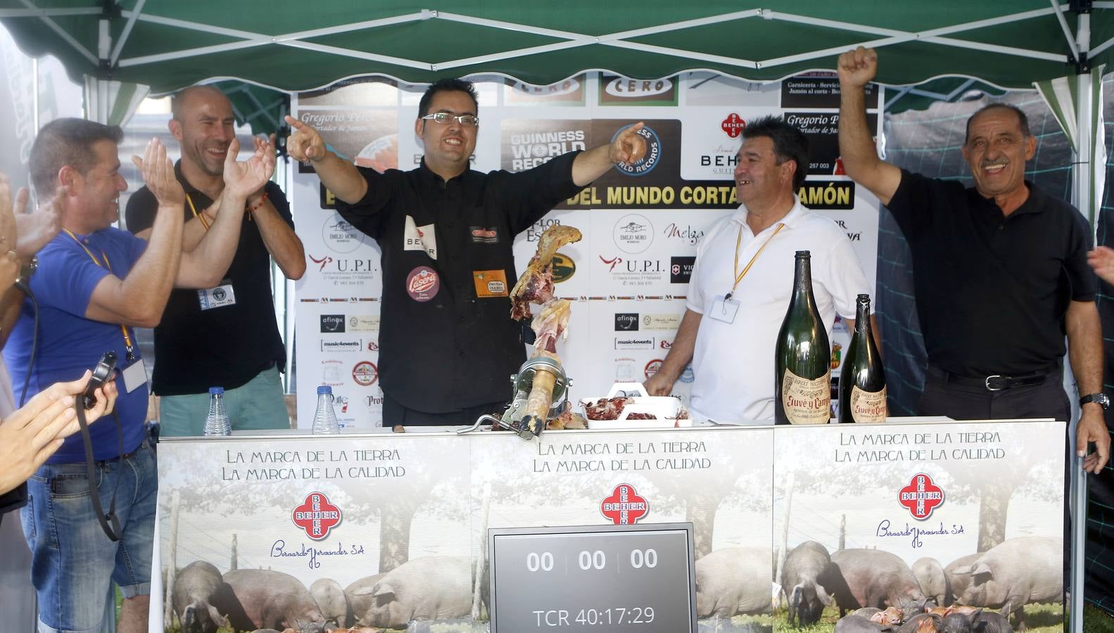Gregorio Pérez bate el récord de cortar jamón durante las fiestas de Valladolid