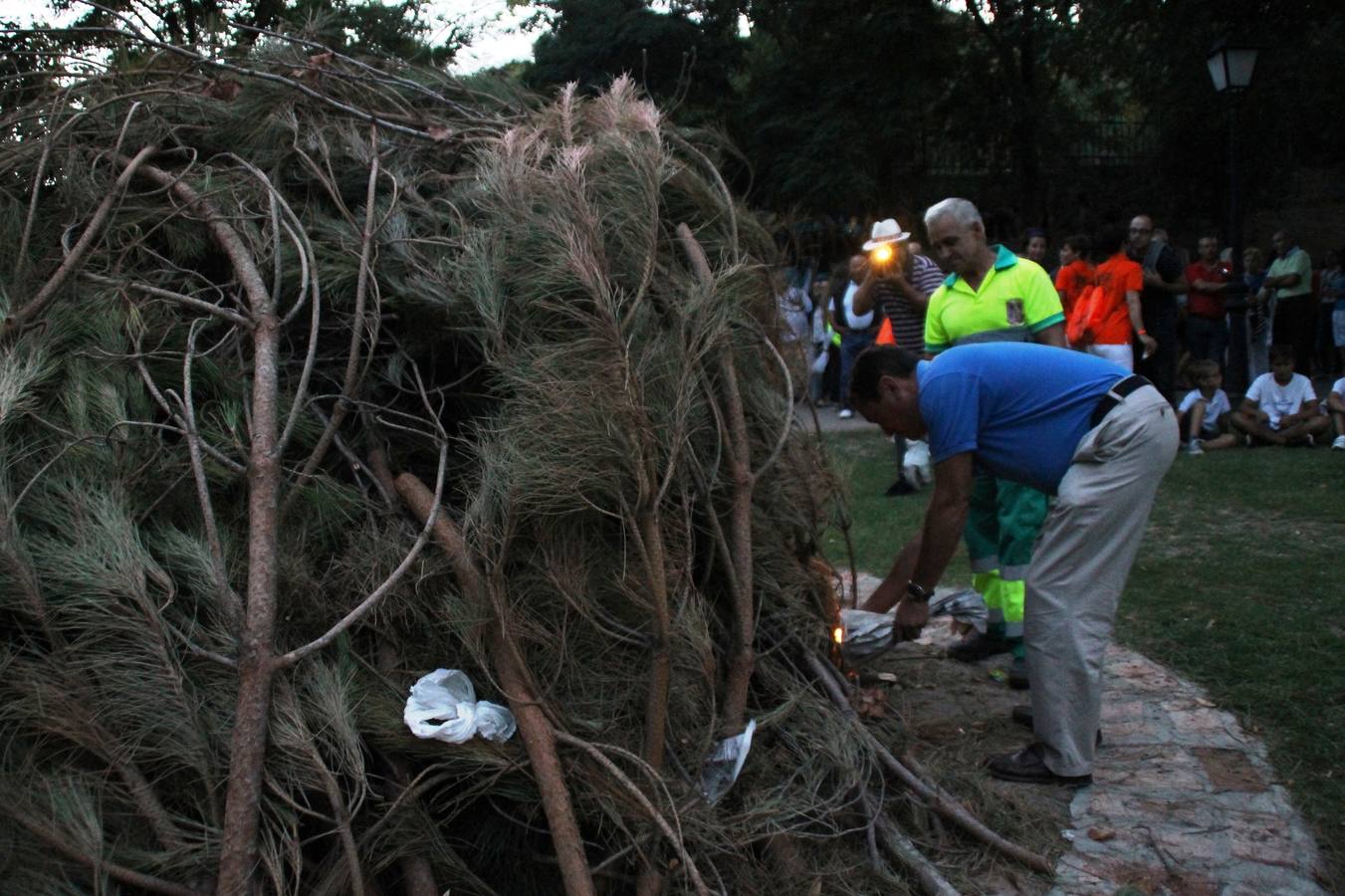Desfile de peñas en las fiestas de Simancas. Valladolid