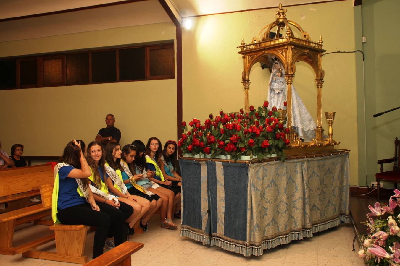 Desfile de peñas en las fiestas de Simancas. Valladolid