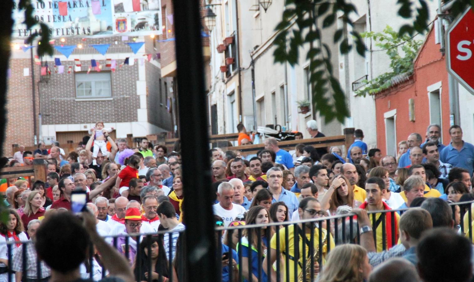 Desfile de peñas en las fiestas de Simancas. Valladolid