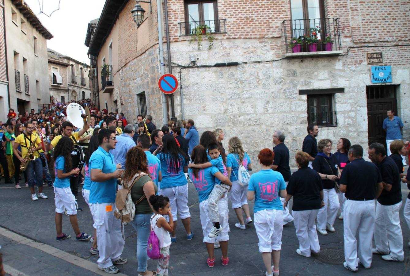 Desfile de peñas en las fiestas de Simancas. Valladolid