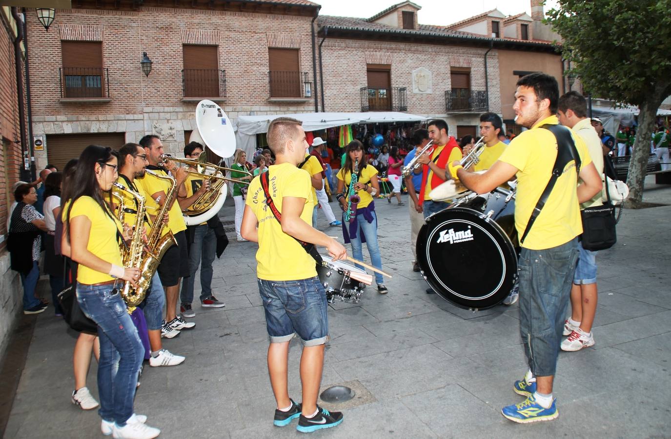 Desfile de peñas en las fiestas de Simancas. Valladolid