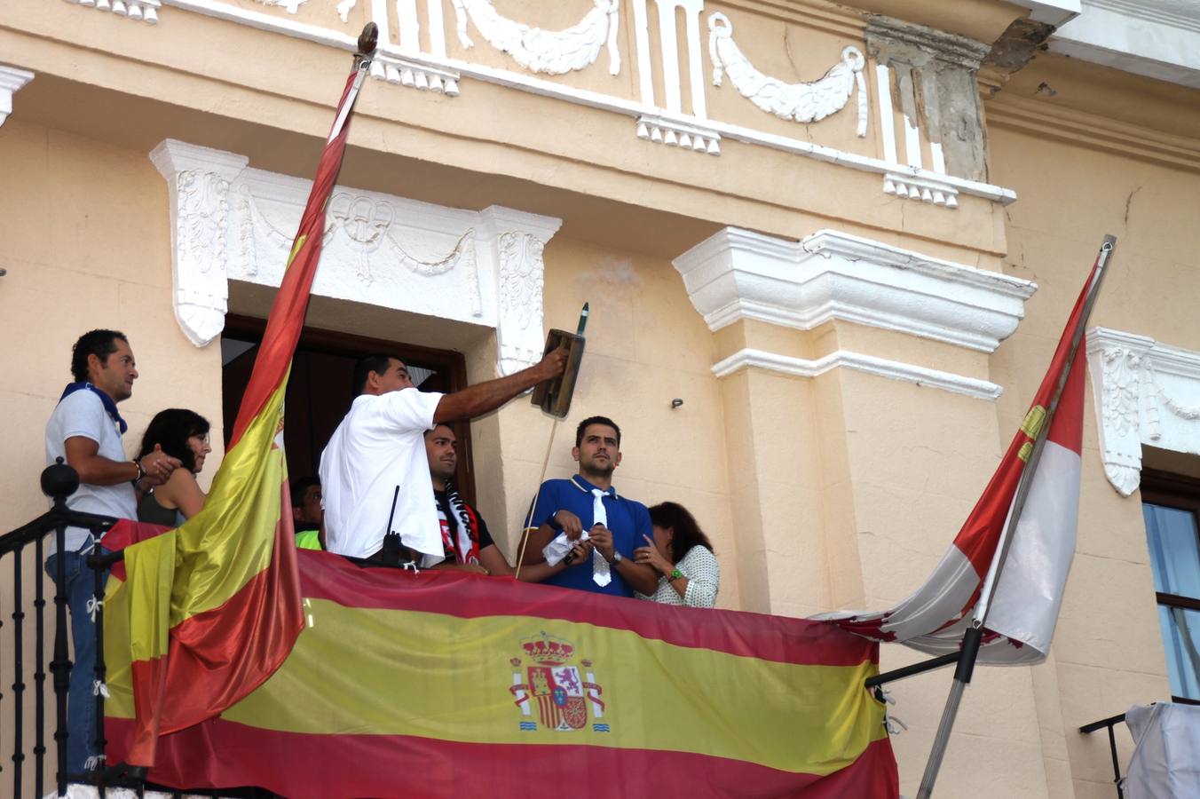 Desfile de peñas en las fiestas de Simancas. Valladolid