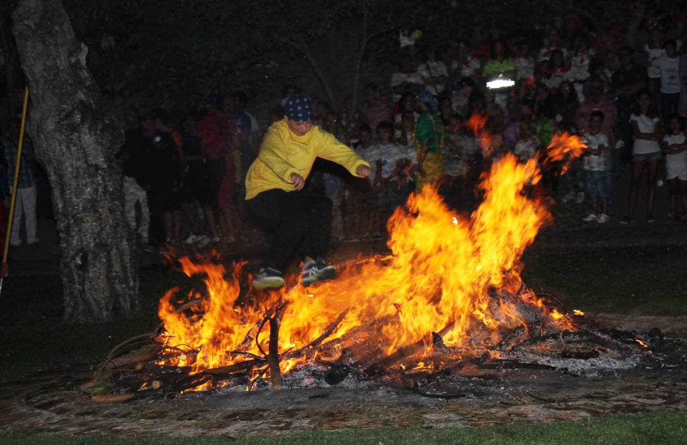 Desfile de peñas en las fiestas de Simancas. Valladolid