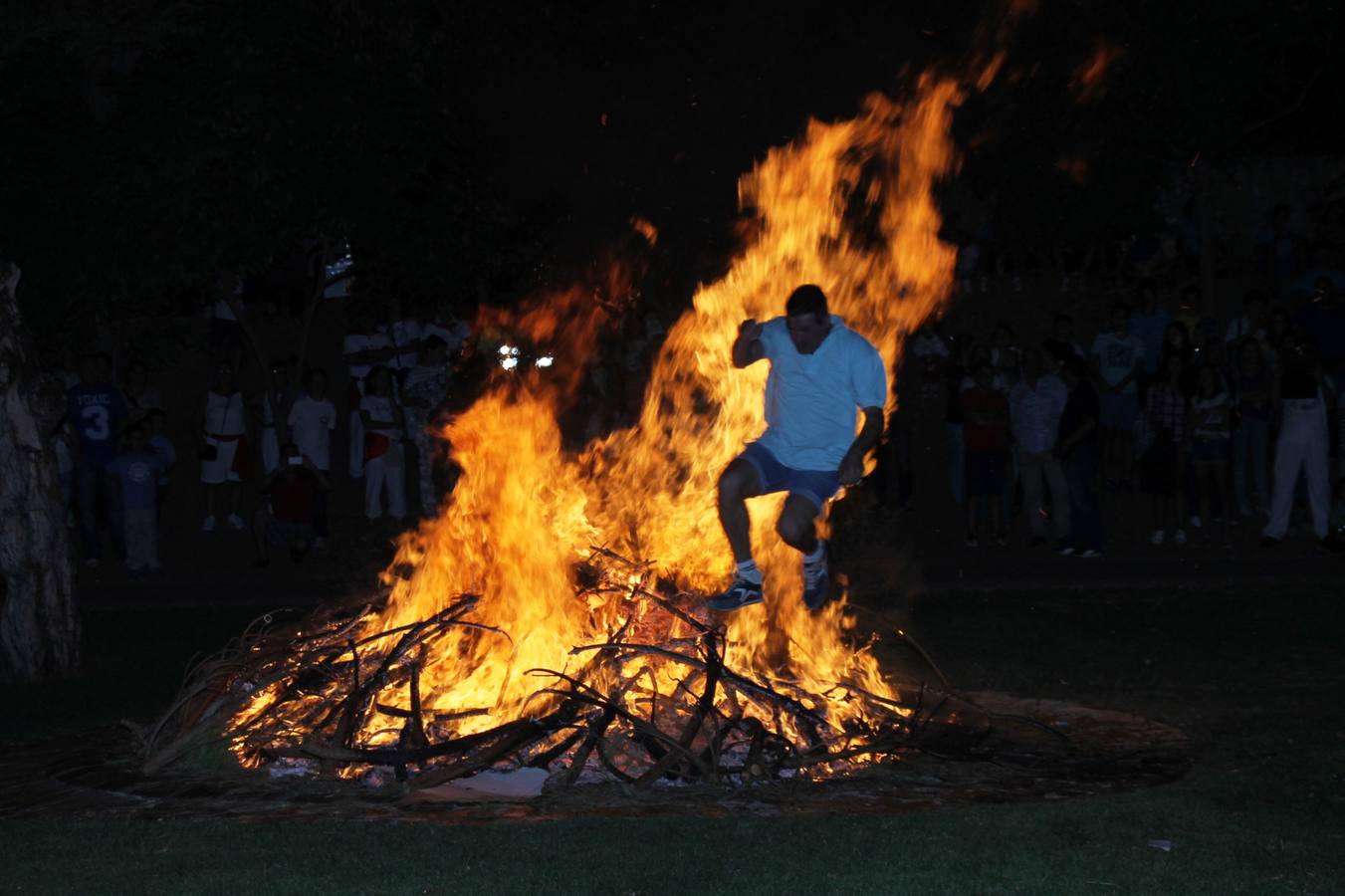 Desfile de peñas en las fiestas de Simancas. Valladolid
