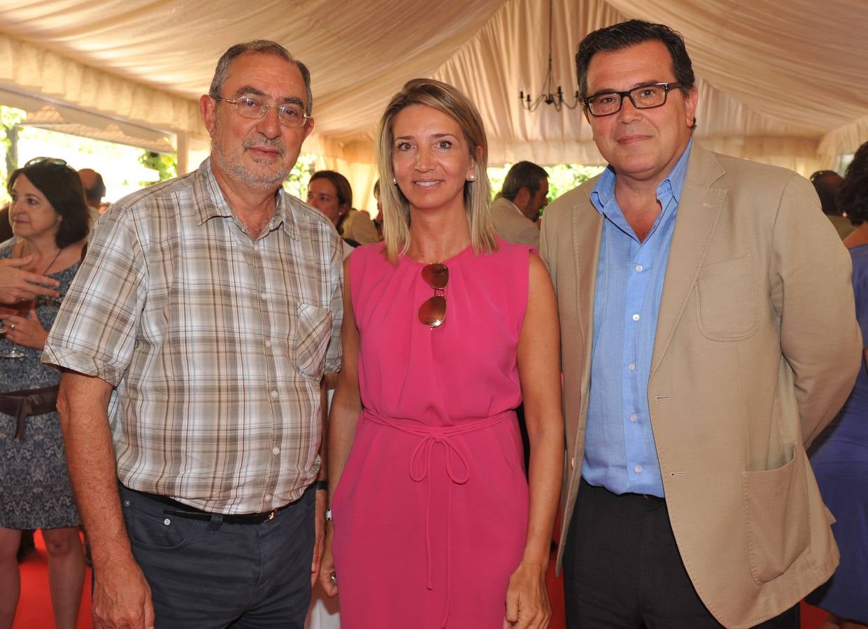 El socialista Jesús Quijano con la consejera de Cultura, Alicia García, y el secretario general de la consejería, José Rodríguez Sanz-Pastor.