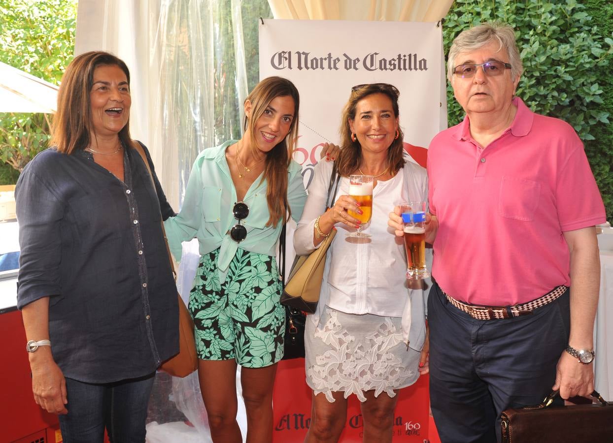 Las procuradoras Pía Ortiz, Cristina Herreras y Lola Díaz Alejo con el catedrático de Derecho Financiero y Tributario de la UVA, Alejandro Menéndez Moreno.