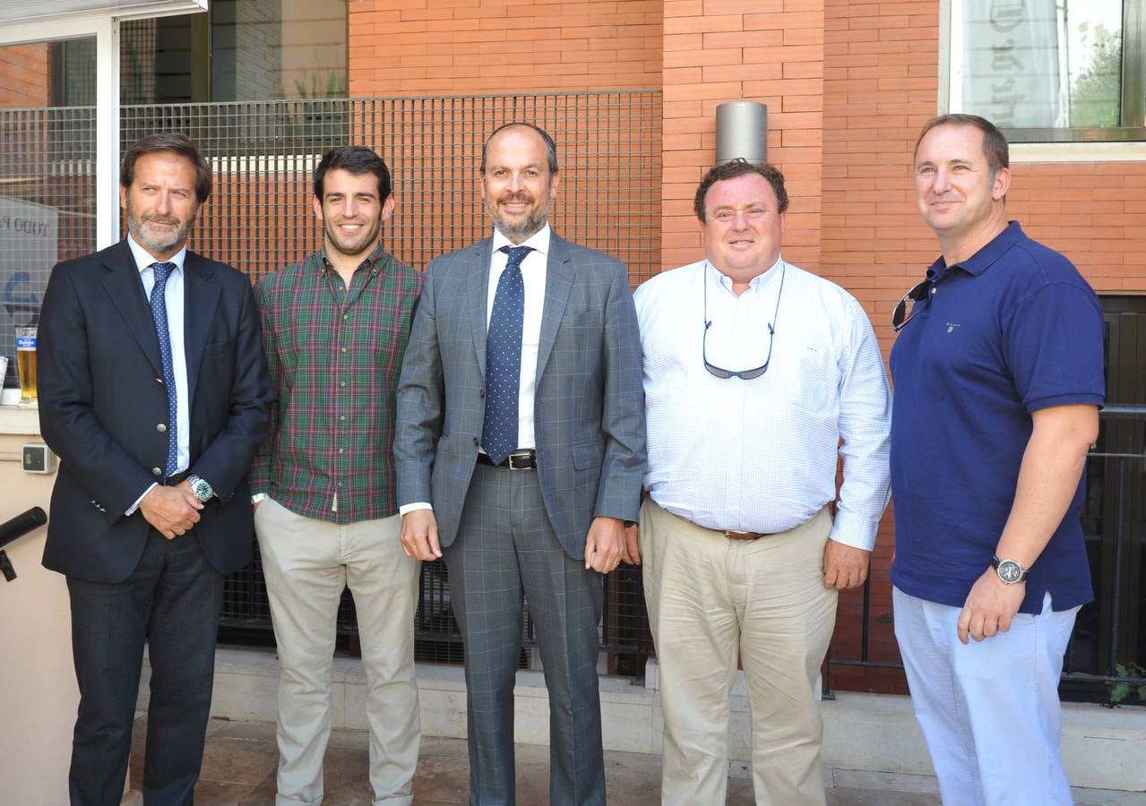 La directiva del VRAC Quesos Entrepinares. Pablo Mateos, Diego Merino, José Antonio Garrote y ‘Cachumba’ con el periodista de El Norte de Castilla Víctor Borda.