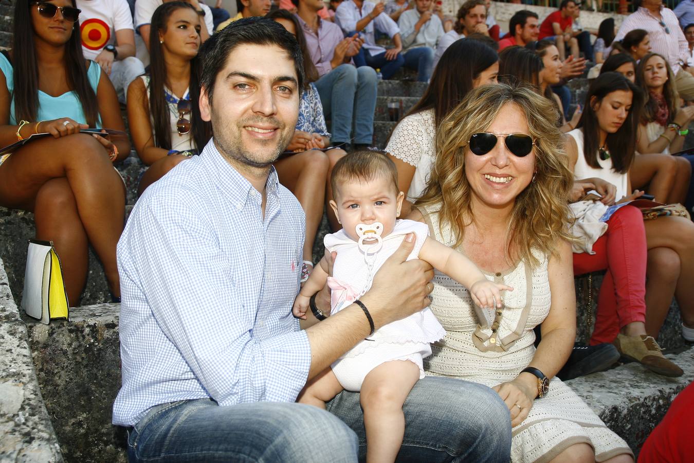 Juan Miguel Grande, Eva Maria Lumbreras y la pequeña Eva, amigos del novillero Pablo Atienda.