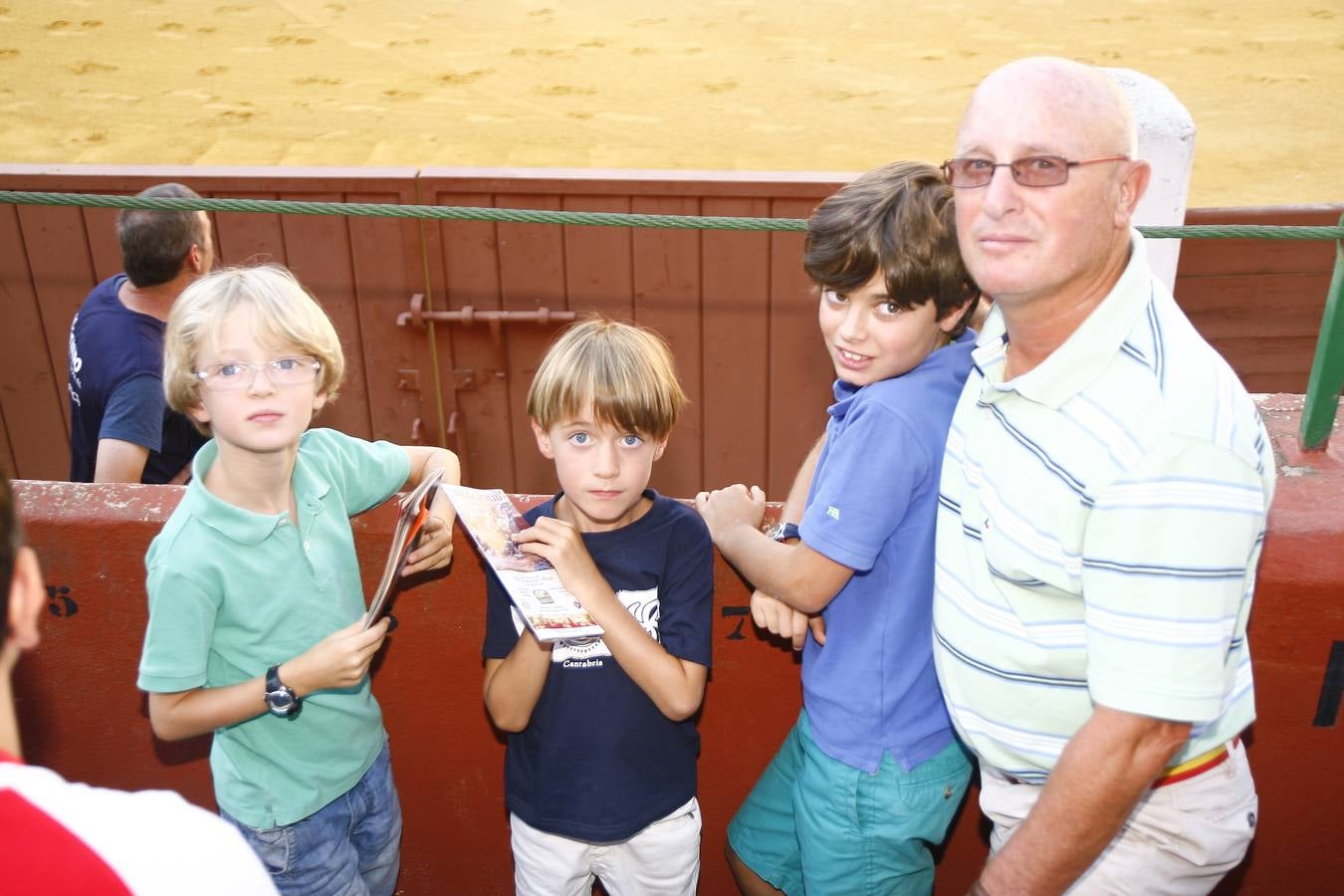 Los pequeños Álex, Santiago y Jaime Martín, con su abuelo, Jesús Álvarez.