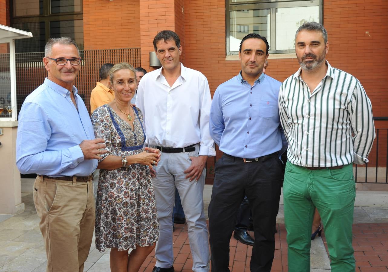 Santiago de Garnica y Paloma Escribano con los miembros de Adarsa Roberto Pérez, Jesús Montero y Héctor Carrió.