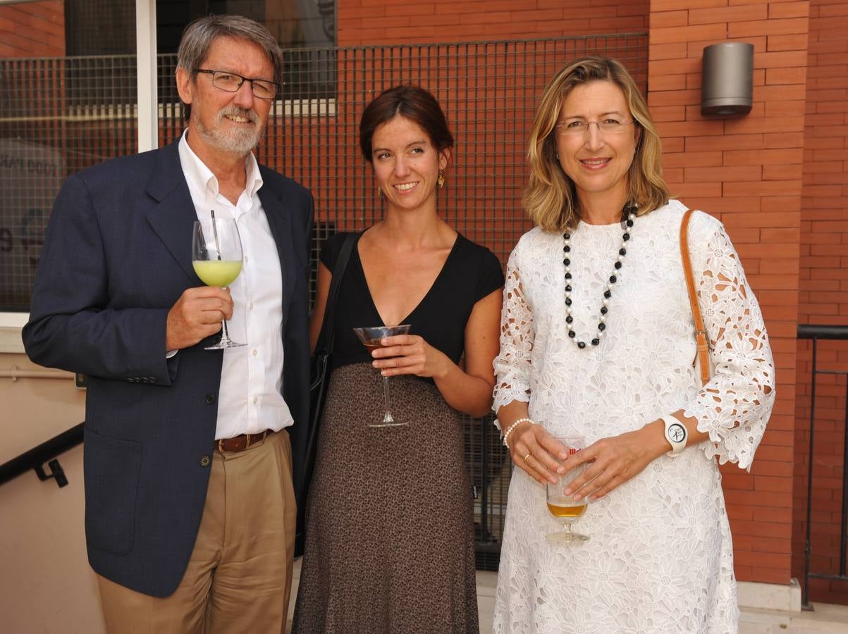 El abogado Juan Antonio Saldaña, su hija Elena y Mayte Zamorano, de El Norte de Castilla.