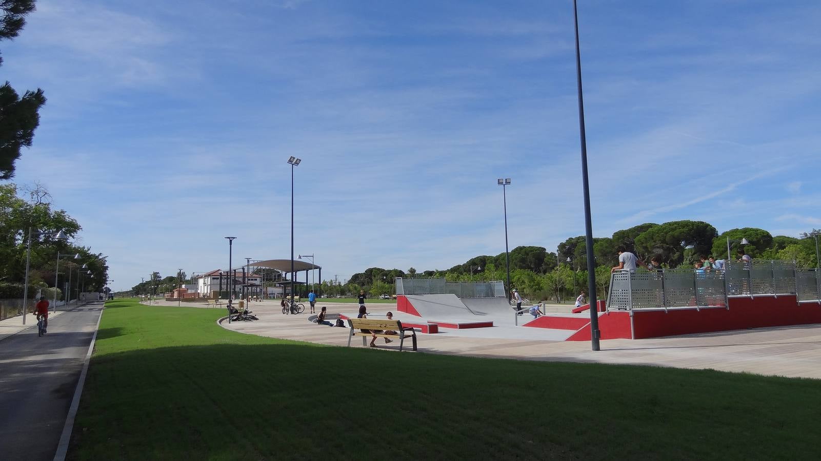 Nuevo paseo en el Pinar de Antequera contruido en los terrenos liberados del tren