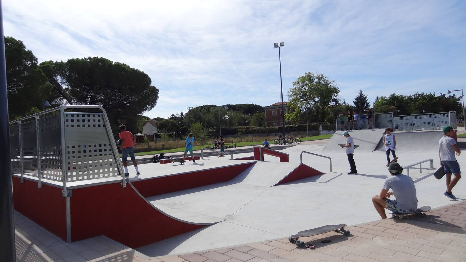 Nuevo paseo en el Pinar de Antequera contruido en los terrenos liberados del tren