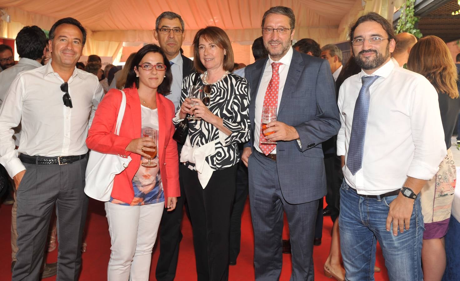 Los trabajadores de la Consejería de Educación Salvador Mulero, Debora García, Jesús Hurtado, María Pilar González y Enrique de la Torre con Antonio G. Encinas, de El Norte.
