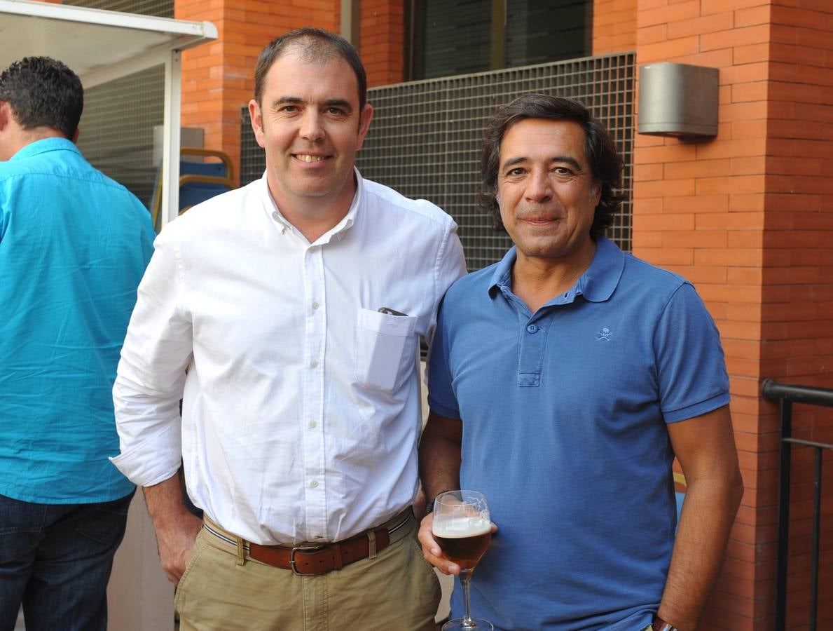 Vicente Orihuela, de la bodega Cuatro Rayas, con Manuel Salgado, de El Norte de Castilla.
