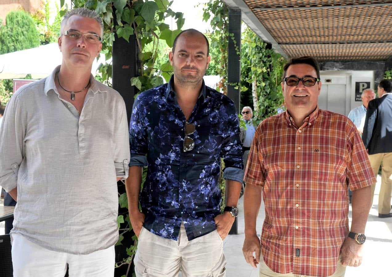 Jesús Gallego (bar Tharilo) con Nacho y Arturo Valbuena.