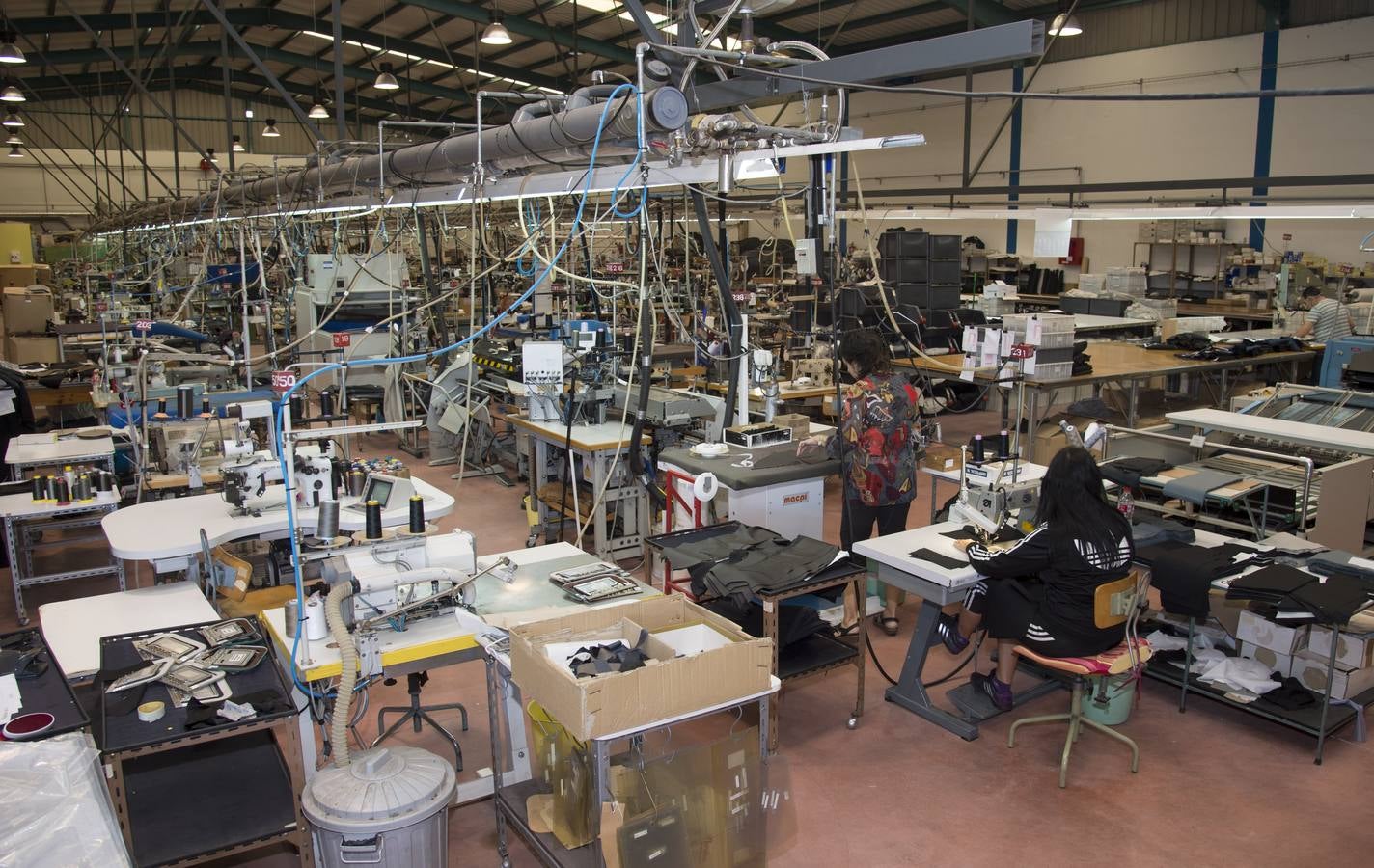 El consejero de Economía visita las instalaciones de Antonaga en Briviesca (Burgos)