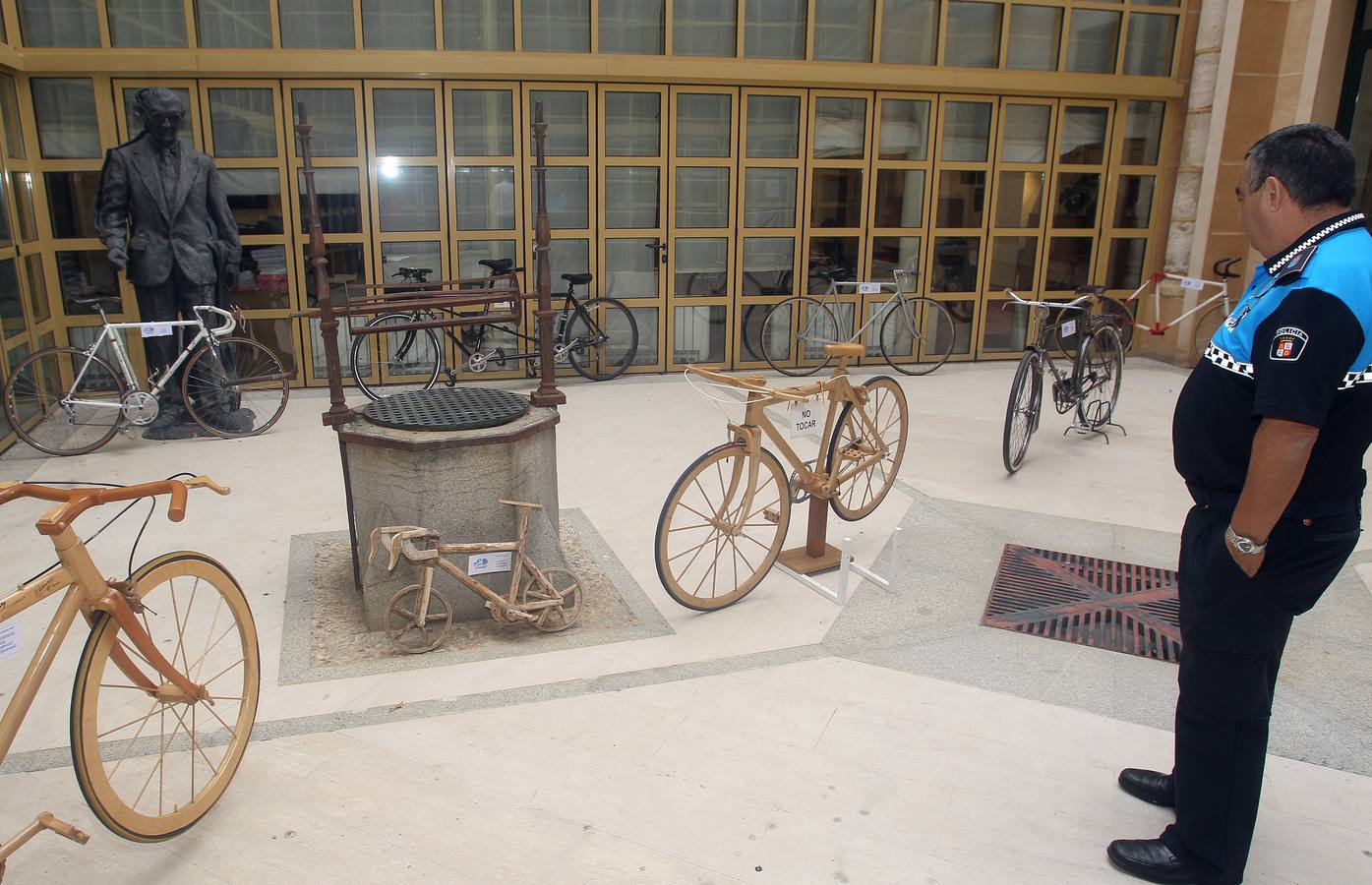 Inauguración de la exposición &#039;Bicicletas singulares&#039; en Segovia