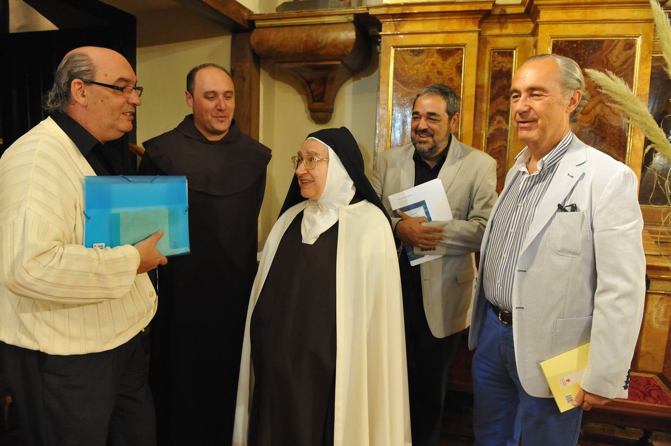 Los poetas Luis Alberto de Cuenca, Carlos Aganzo y José María Muñoz Quirós glosan a Santa Teresa de Jesús y San Juan de la Cruz en el convento Carmelita de Medina del Campo