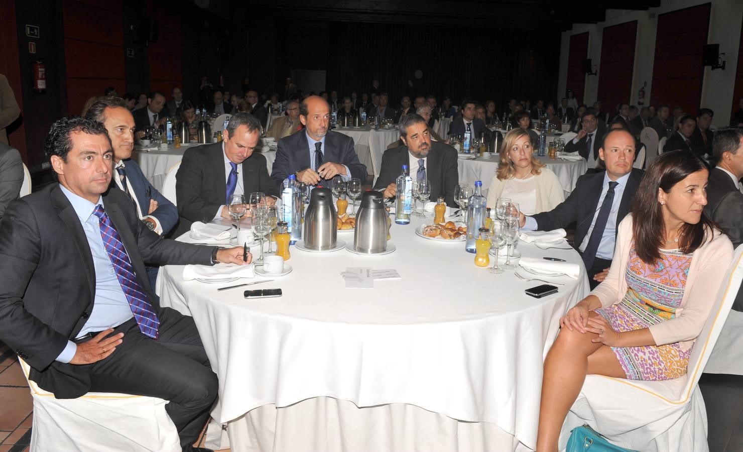 Gonzalo Urdiales y Alfonso Traseira (BBVA); Sergio Pérez (subdirector general de Fomento de la Internacionalización del Ministerio de Economía y Competitividad); Alfonso Caruana (responsable de Global Trade Finance de BBVA España y Portugal);Carlos Aganzo, director de El Norte;Yolanda Solla, directora de Recursos Humanos de El Norte;Carlos Villar, presidente de la Cámara de Comercio de Valladolid;y Piedad González (BBVA).