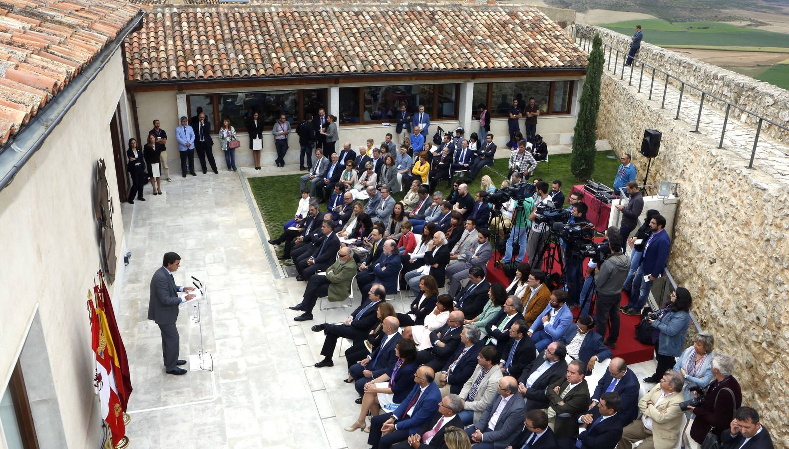 Inauguración del Patio El Norte de Castilla del Centro e-LEA Miguel Delibes de la Villa del Libro de Urueña (1/2)