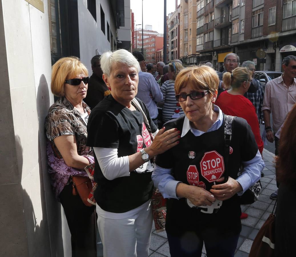 Stop Desahucios paraliza la subasta de una pensionista de Delicias