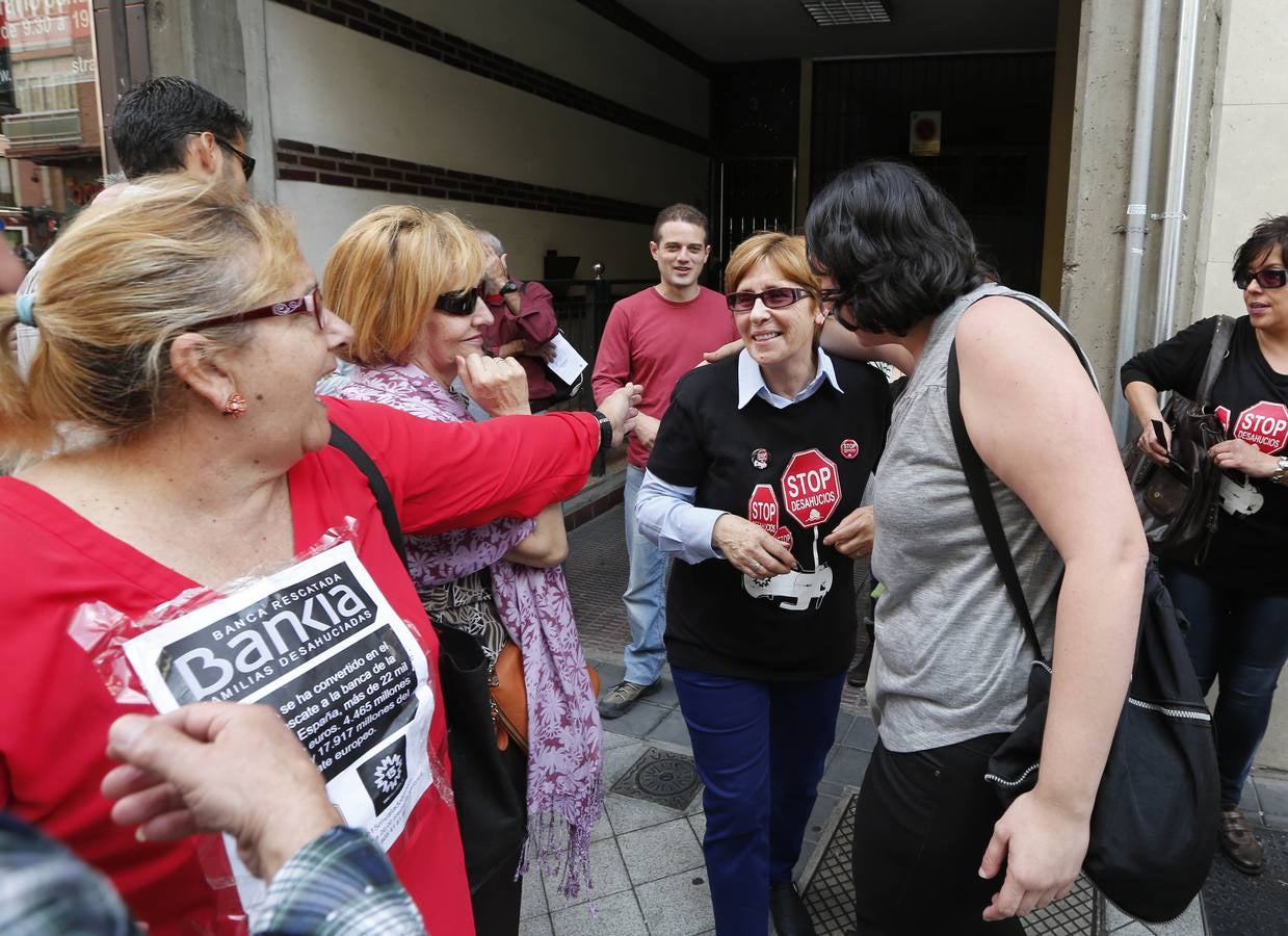 Stop Desahucios paraliza la subasta de una pensionista de Delicias