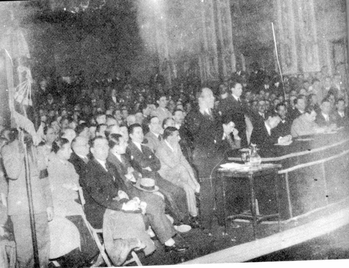 Ceremonia oficial de fusión entre Falange Española y las JONS en el Teatro Calderón el 4 de marzo de 1934.