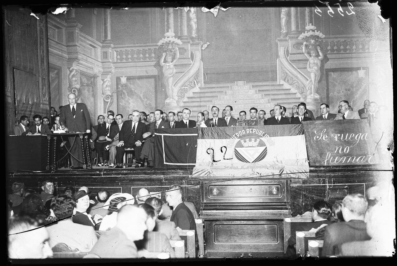 Mitin del ministro de Agricultura, Ruíz Funes, en el Teatro Calderón en julio de 1936.