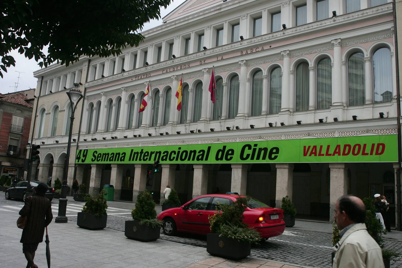 Fachada del Teatro Calderón con el cartel anunciador de la 49 Semana Internacional de Cine de Valladolid.