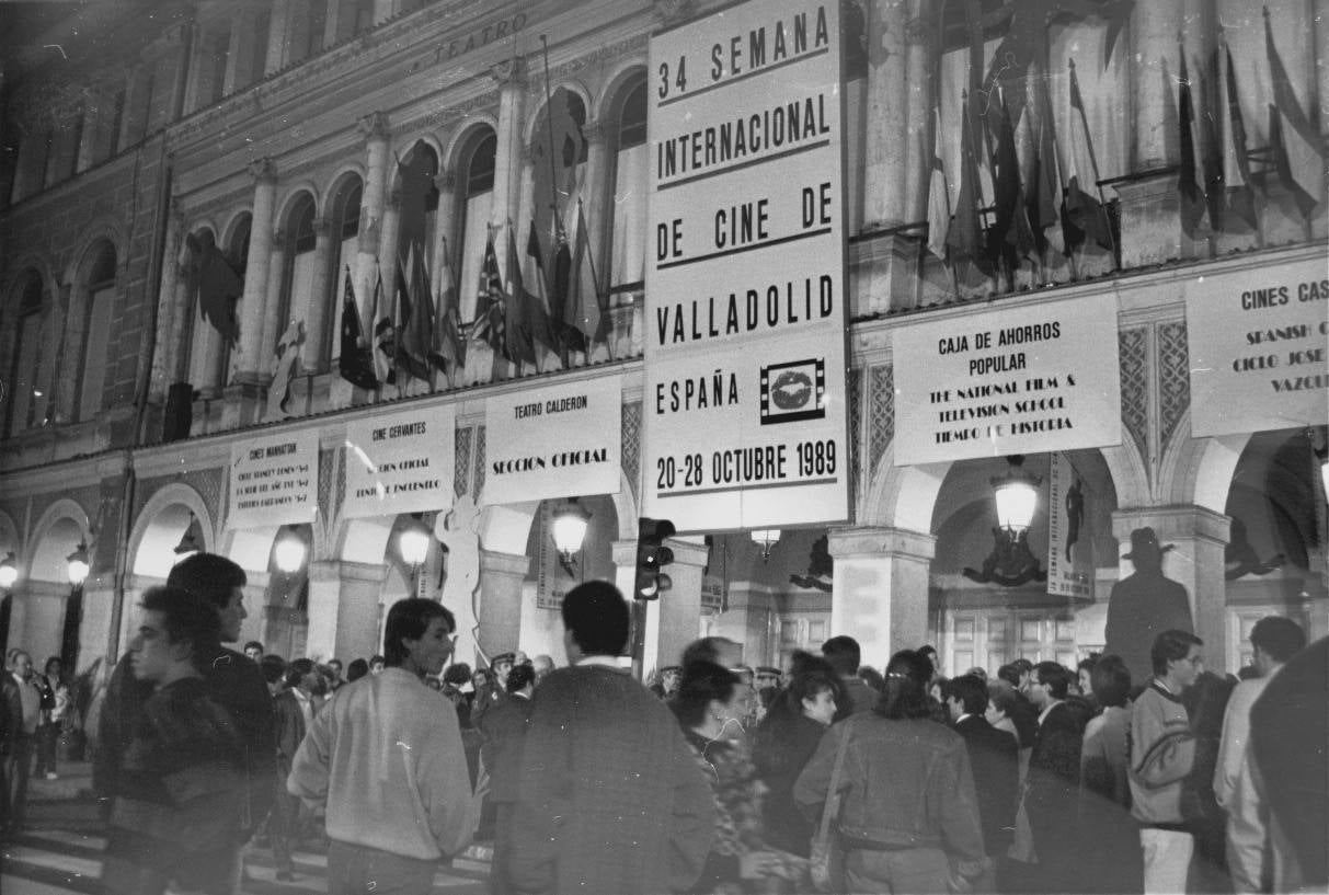 Numeroso público a las puertas del teatro en la 34 Semana Internacional de Cine de Valladolid.