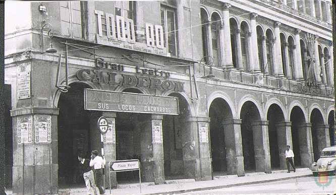 La fachada del Teatro Calderón con el yugo y las flechas en la fachada.